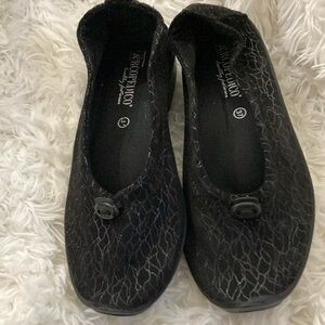 Arcopedico Black Flats with Metallic Inlay Texture